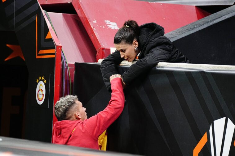 Drama u Istanbulu: Zvezda Galatasaraja traži odlazak zbog čoveka koji proganja njegovu suprugu Drama u Istanbulu: Zvezda Galatasaraja traži odlazak zbog čoveka koji proganja njegovu suprugu