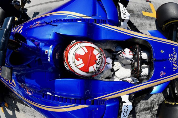 Da li bi F1 bolid zaista mogao da vozi po plafonu? Da li bi F1 bolid zaista mogao da vozi po plafonu?