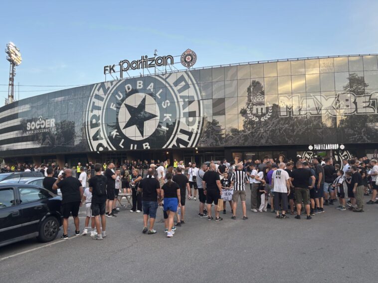 Reke navijača slivaju se u Humsku: Ne pamti se ovakva energija oko stadiona Partizana Reke navijača slivaju se u Humsku: Ne pamti se ovakva energija oko stadiona Partizana