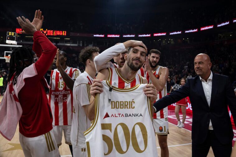 Zvezda predstavila novi dres: Detalj vraća navijače više od 20 godina unazad (VIDEO) Zvezda predstavila novi dres: Detalj vraća navijače više od 20 godina unazad (VIDEO)