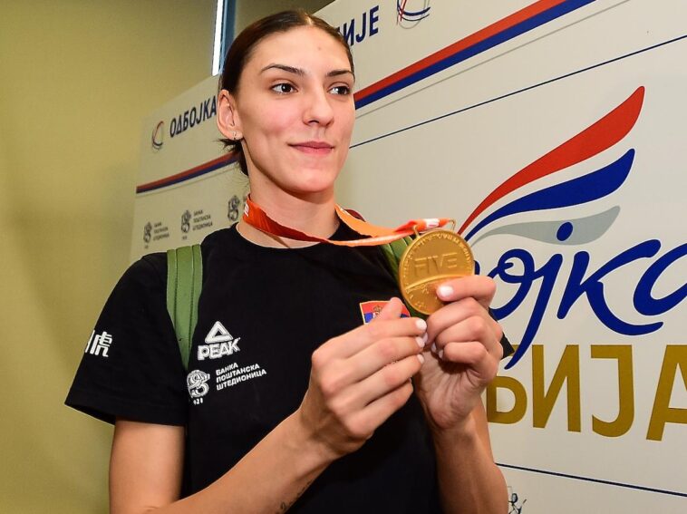 Divan gest: Selektor Terzić i Tijana poklonili svoje medalje – evo i kome (VIDEO) Divan gest: Selektor Terzić i Tijana poklonili svoje medalje – evo i kome (VIDEO)